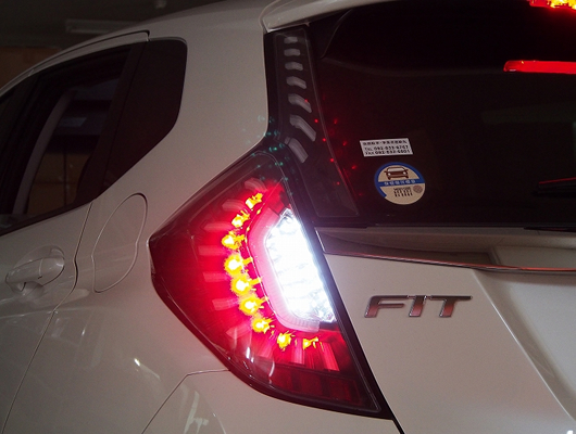 フィット　ハイブリッド　GP5/6　LEDサンダーテール　フラットブラック
